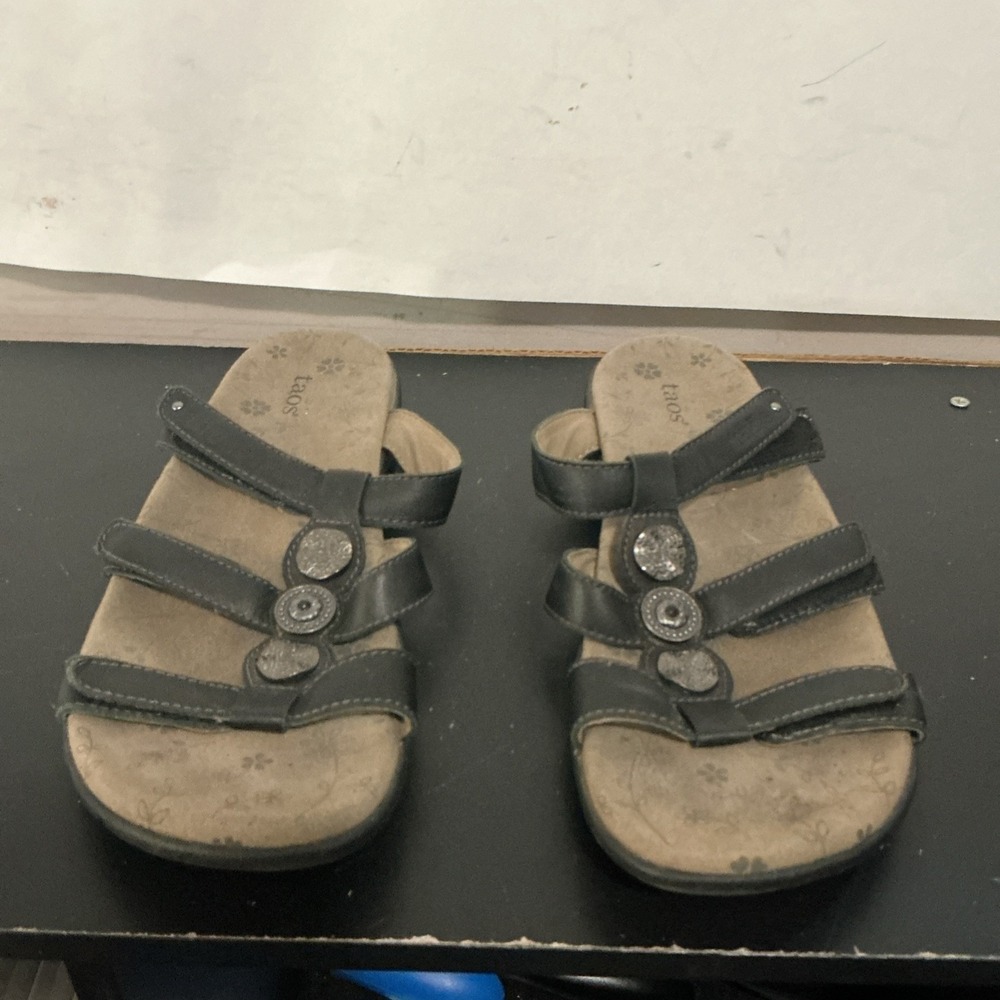 Taos Prize 3 Sandals Womens 9 Black Leather Medallion Comfort Strappy Walking